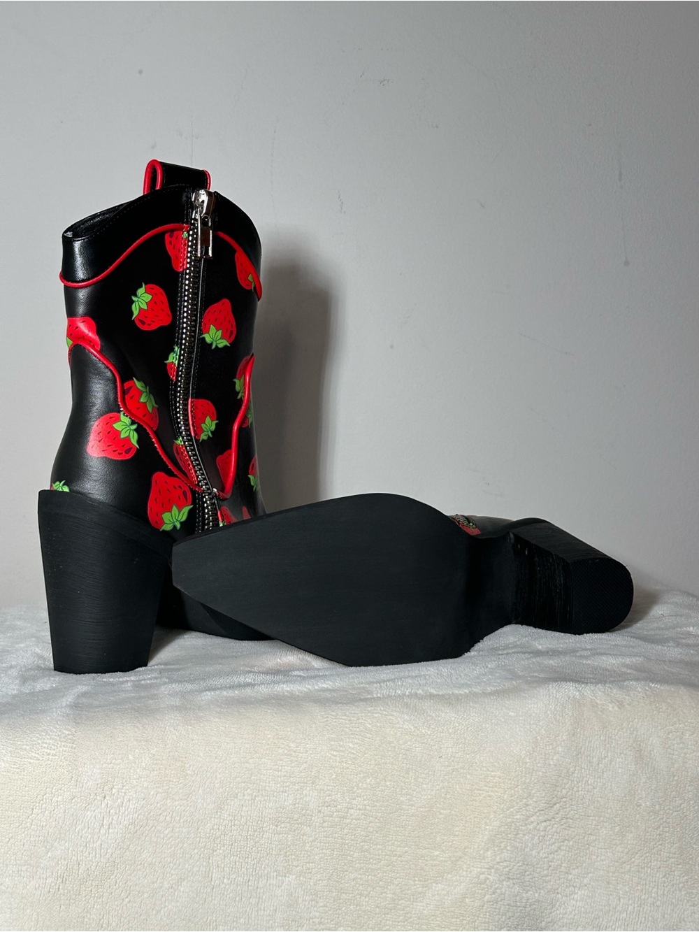 🍓 Strawberry Shortcake x Dolls Kill Meadow Greeting Size 7 🍓 - Picture 5 of 6